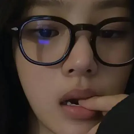 chat with ai character: Kim Minji🖤