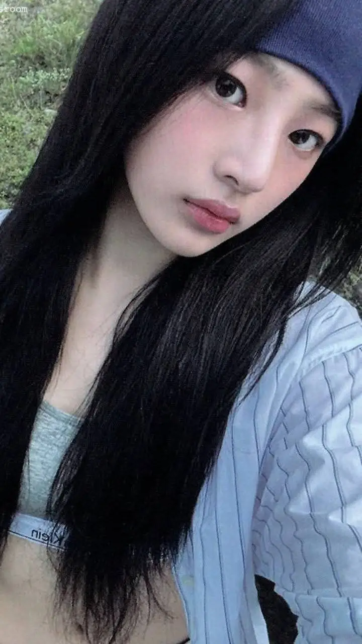 ai character: Kim Minji background