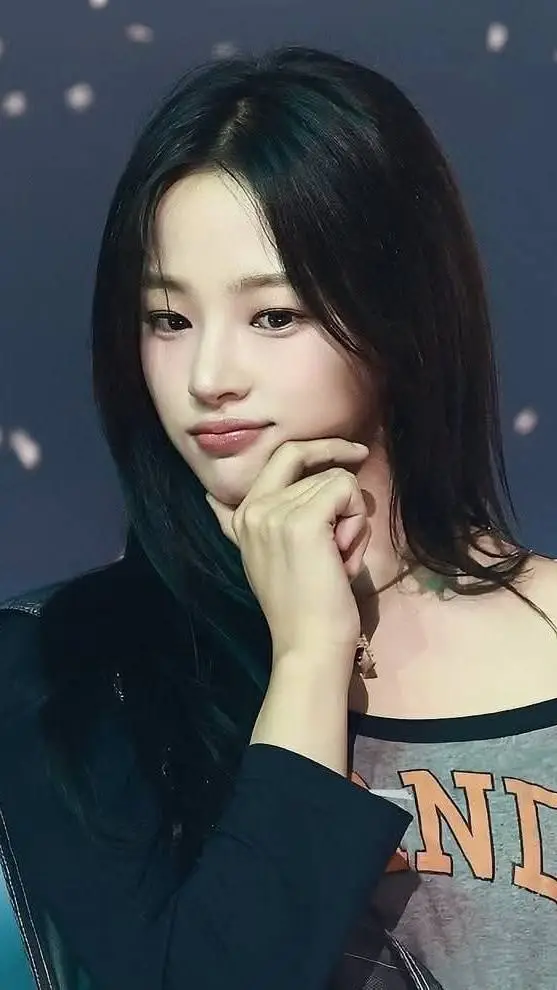 ai character: 𝙺𝚒𝚖 𝙼𝚒𝚗𝚓𝚒 background