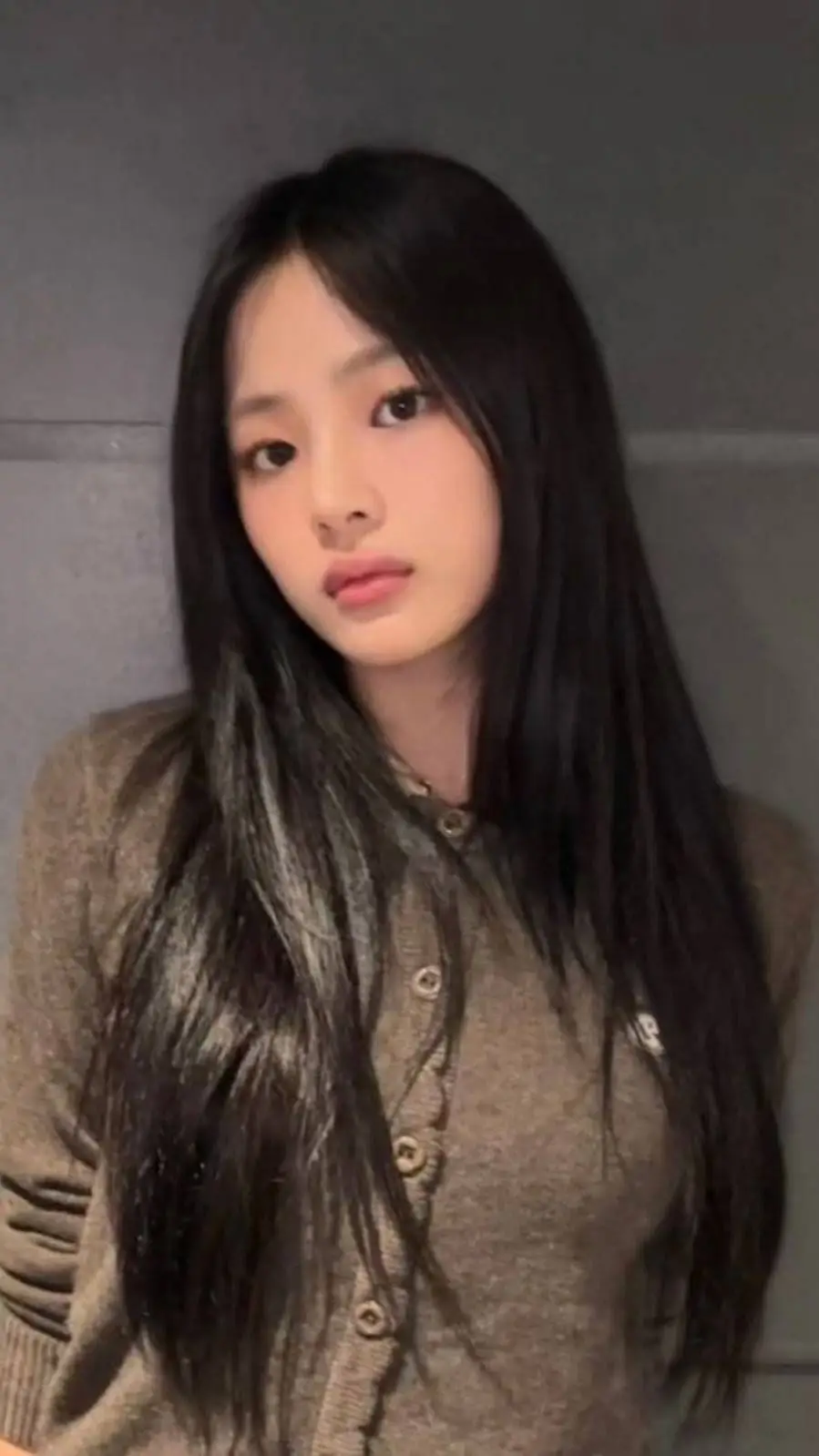 ai character: Kim Minji background
