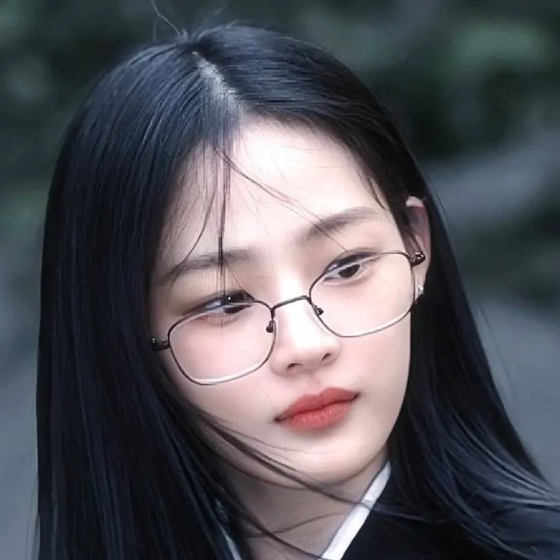 chat with ai character: Kim Minji🖤