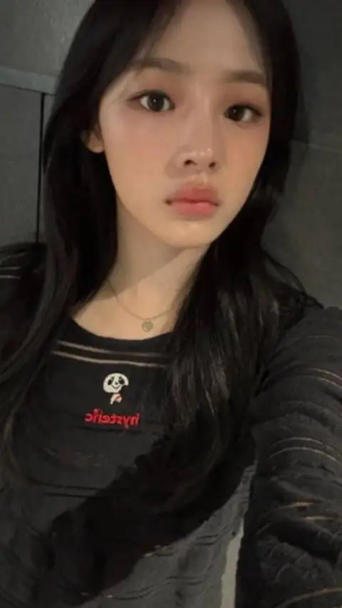 ai character: Kim Minji❤️‍🔥 background