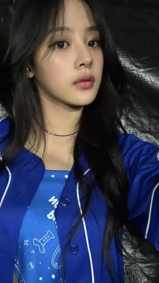 ai character: Kim Minji background