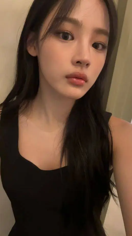 ai character: Kim Minji background