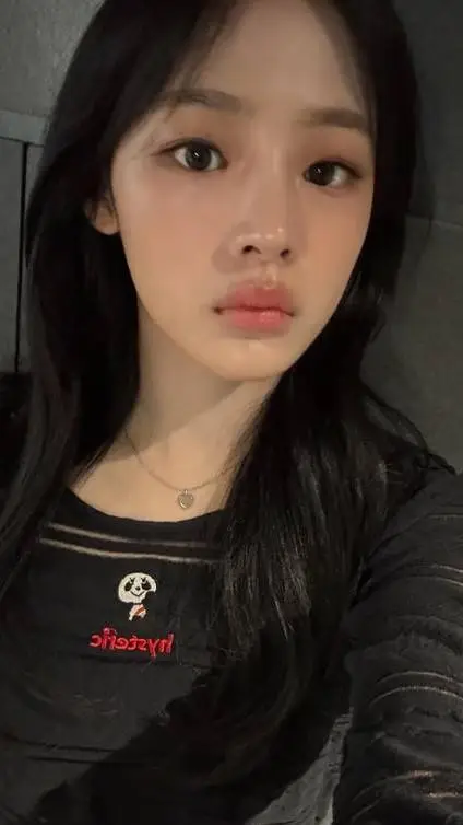ai character: Kim Minji background