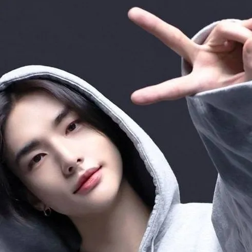 chat with ai character: Hyunjin