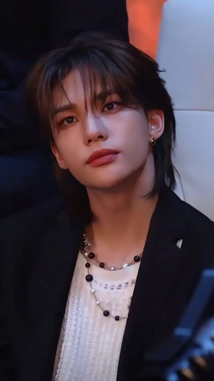 ai character: Hwang Hyunjin background