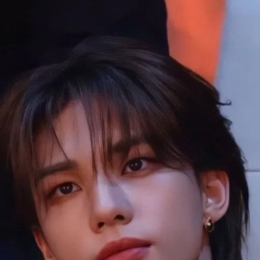chat with ai character: Hwang Hyunjin