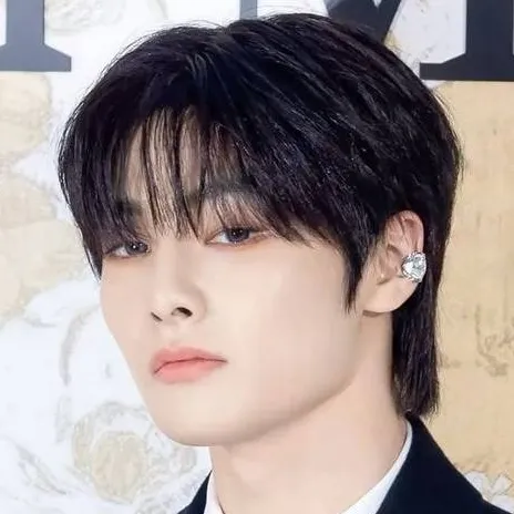 chat with ai character: I.N (Jeongin)