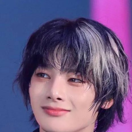 chat with ai character: I.N (Jeongin)