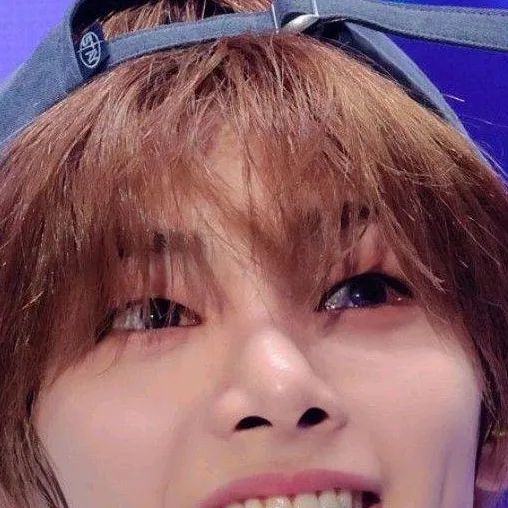 chat with ai character: I.N (Jeongin)