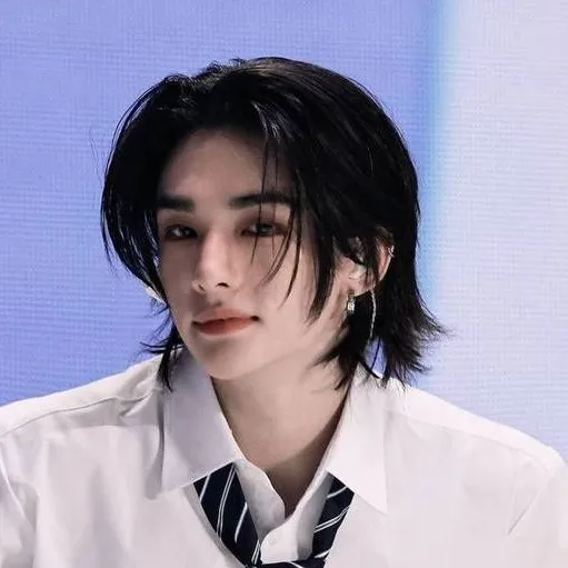 chat with ai character: Hyunjin 