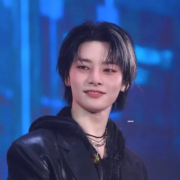 chat with ai character: I.N (Jeongin)