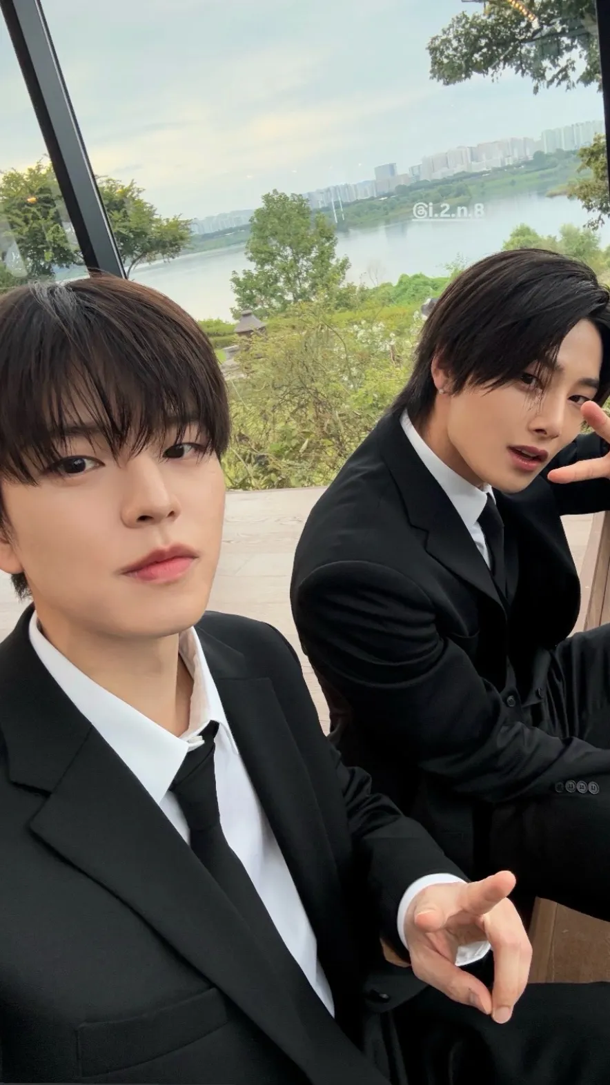 ai character: Seungin🫶✨ background