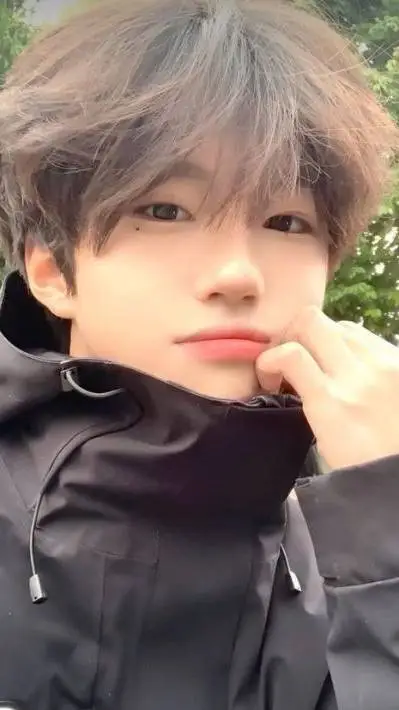 ai character: tu nv background