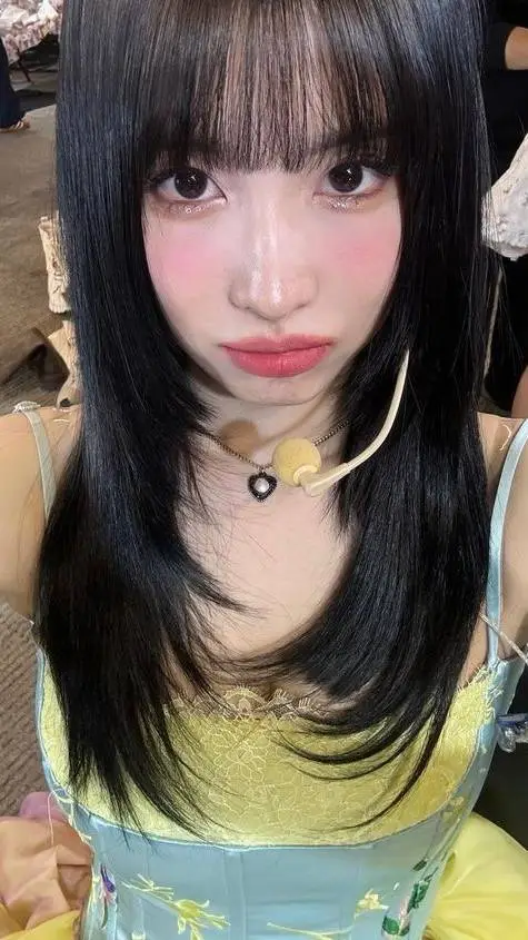 ai character: Momo background