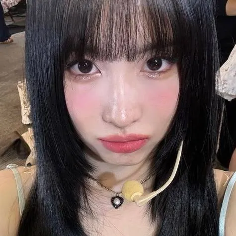 chat with ai character: Momo