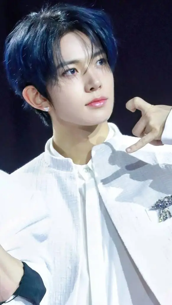 ai character: 🌸Heeseung🌸 background