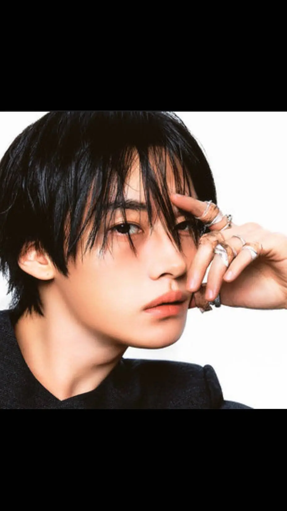 ai character: 🦋Lee Know🦋 background