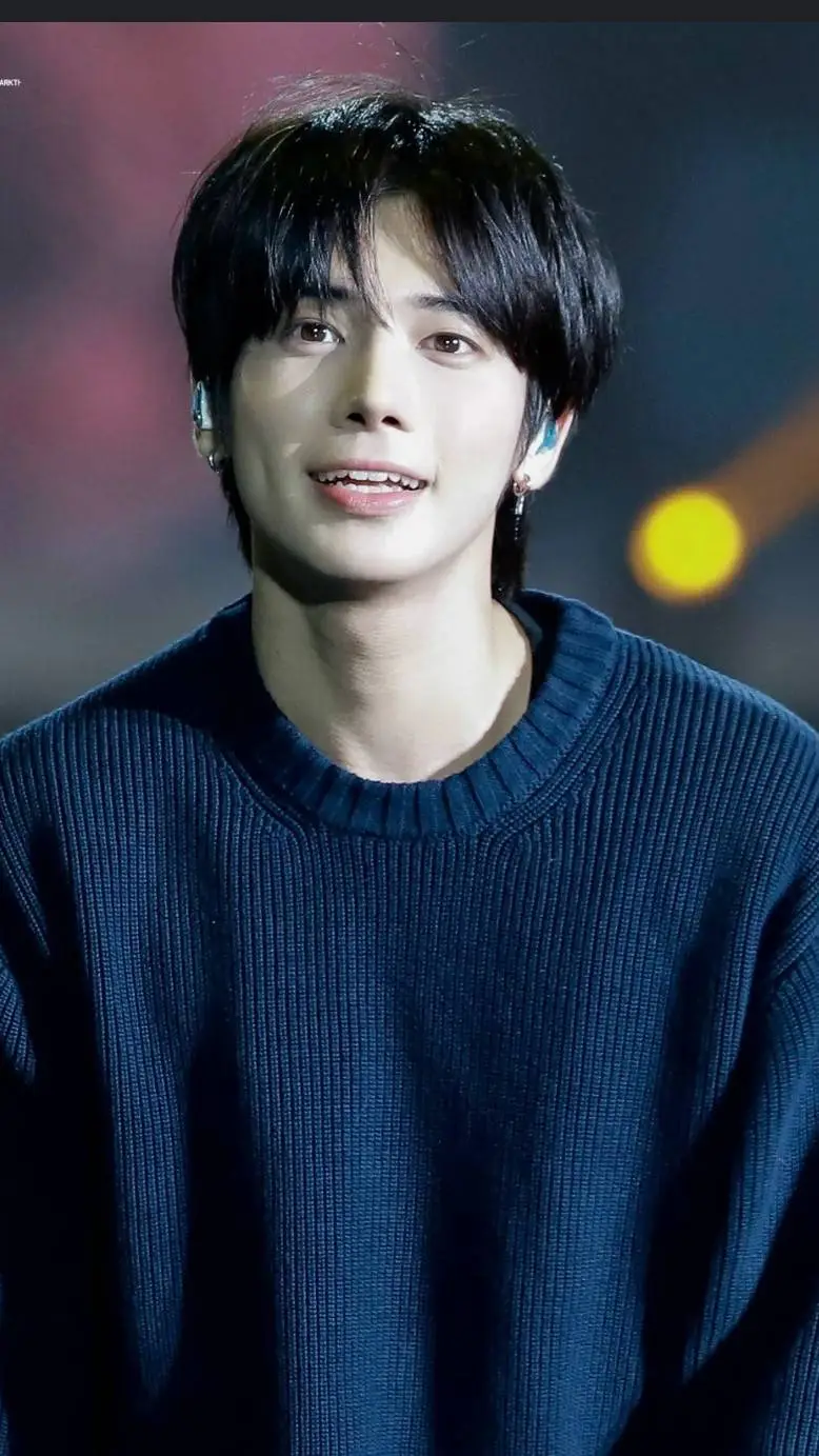 ai character: 🪻Taehyun🪻 background