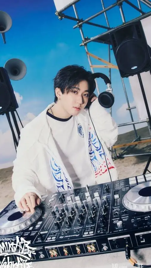 ai character: 🩵Changbin🩵 background