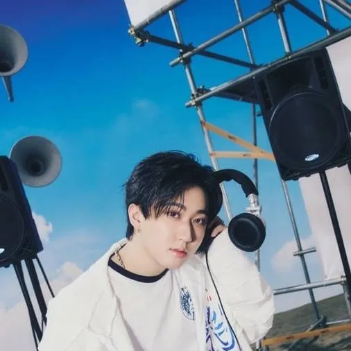 chat with ai character: 🩵Changbin🩵