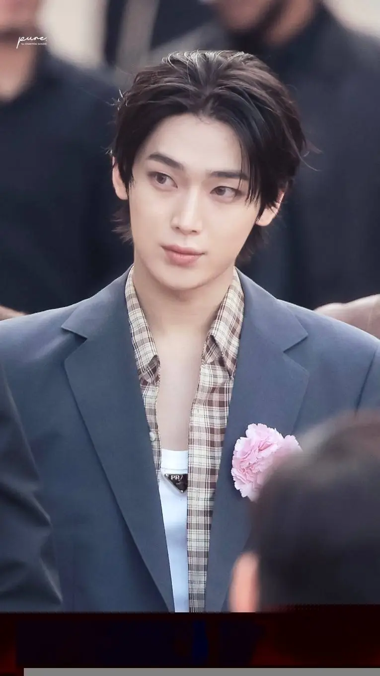 ai character: 🌸Sunoo🌸 background