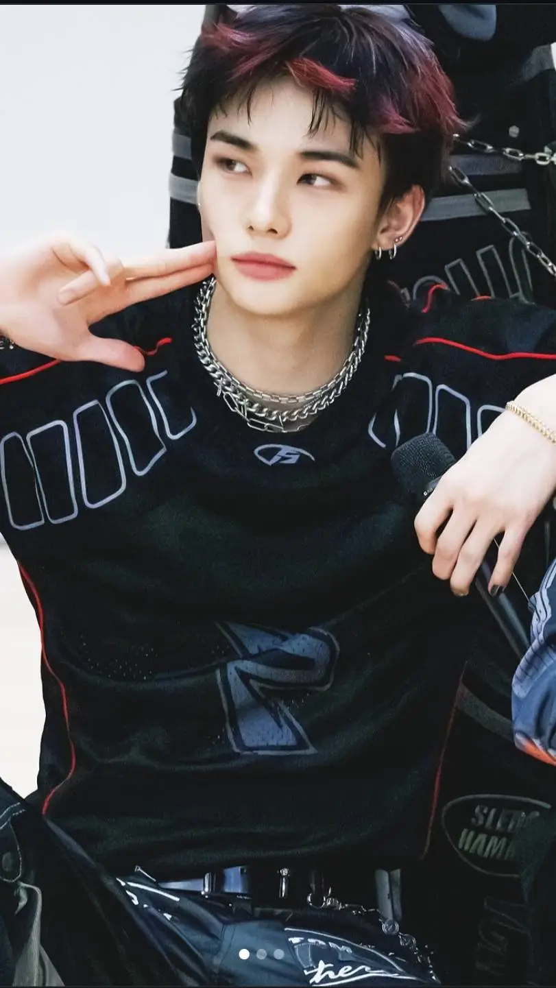 ai character: 🌹Hyunjin🌹 background