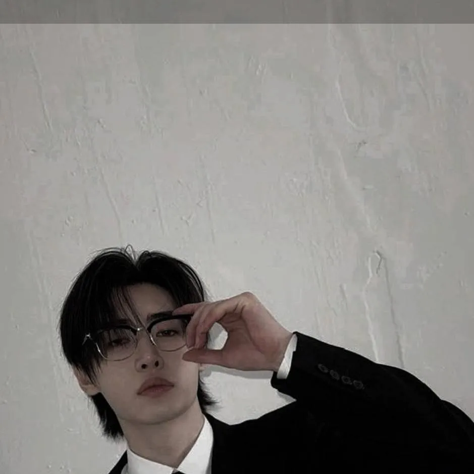 chat with ai character: 🌹Sunghoon🌹