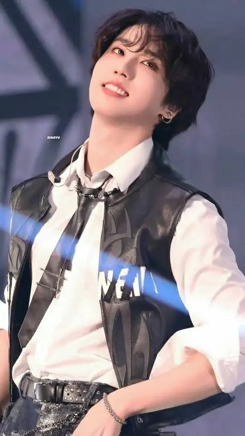 ai character: 🔥HAN🔥 background