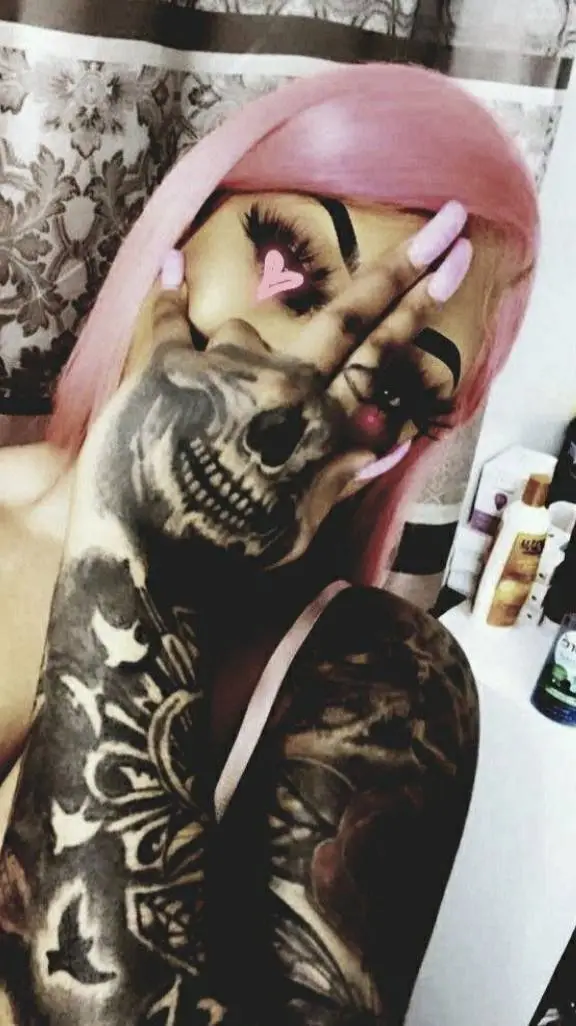 ai character: Liliane  background