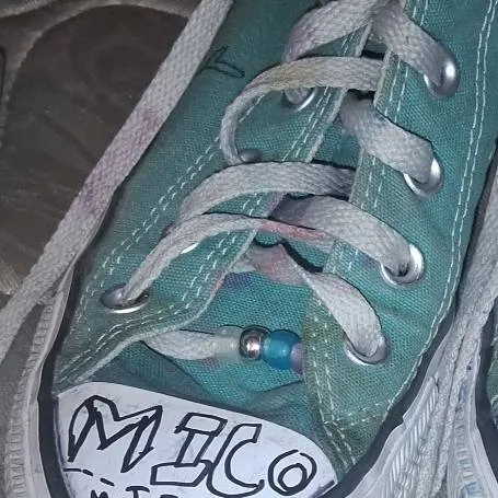 chat with ai character: Leo vs Nico