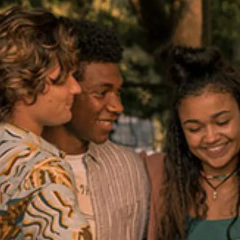 chat with ai character: Friend Group (OBX)