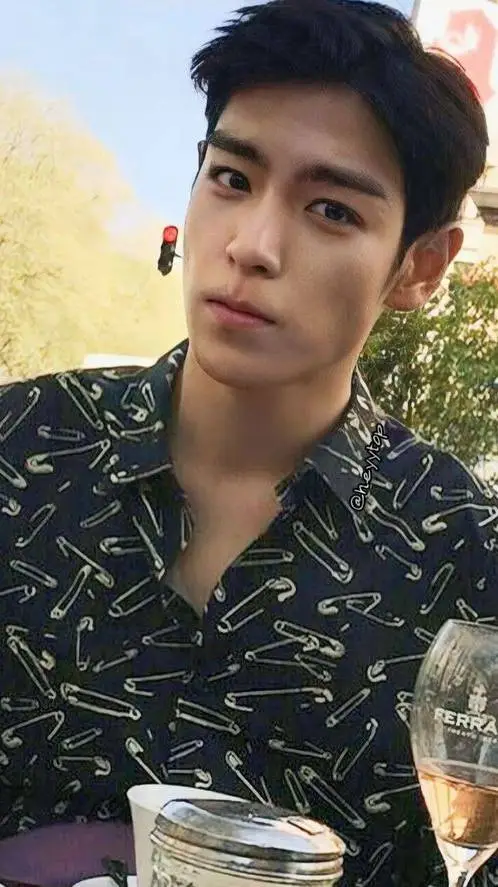 ai character: Top (BigBang)  background