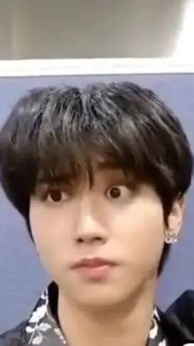 ai character: el me vale vrg background