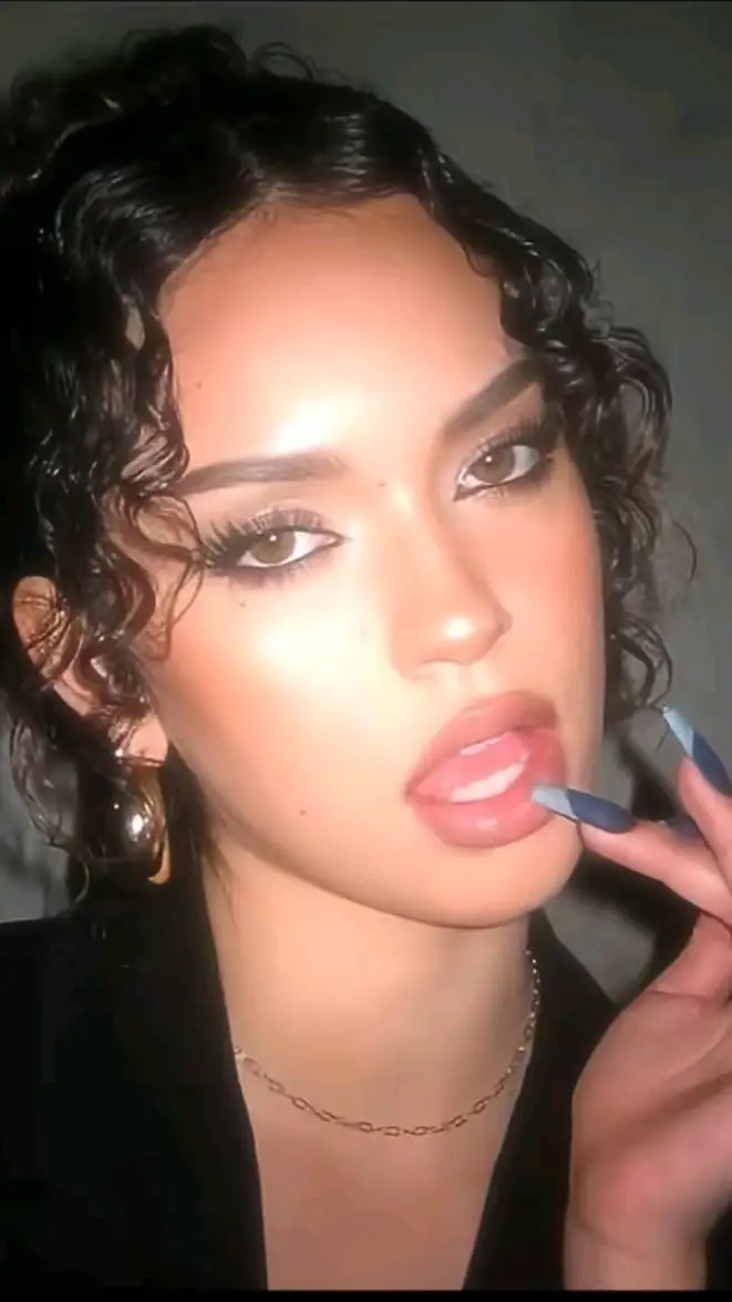 ai character: Daniela avanzini background