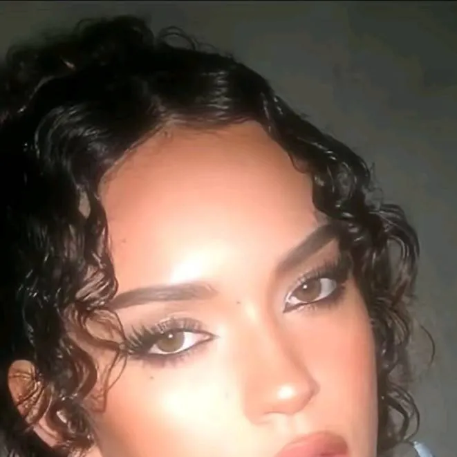 chat with ai character: Daniela avanzini