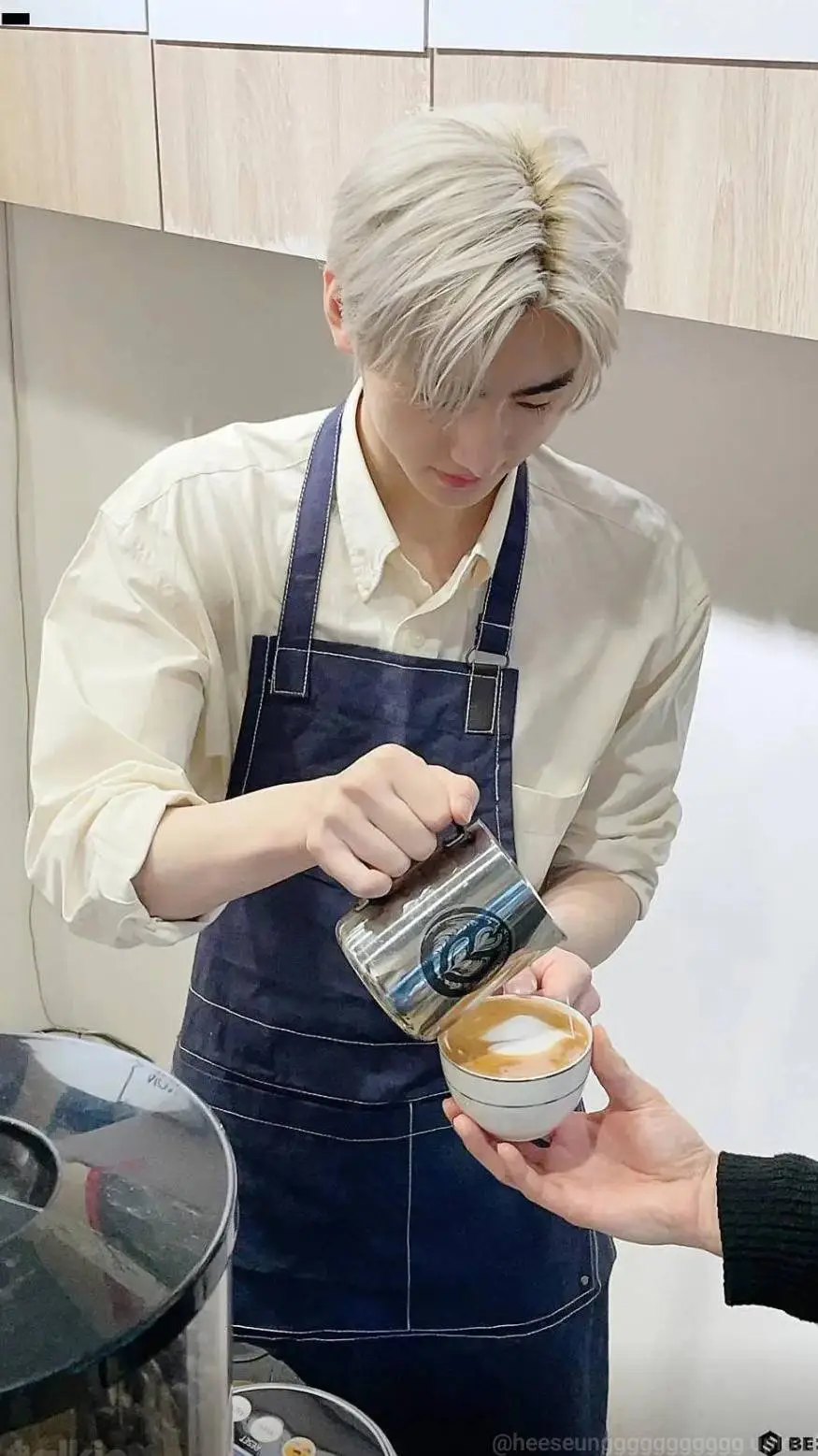 ai character: Park Sunghoon 🍁🌹🌷 background