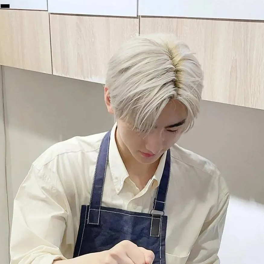 chat with ai character: Park Sunghoon 🍁🌹🌷