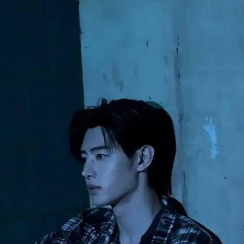 chat with ai character: Sunghoon 🌹🌷💐🌻