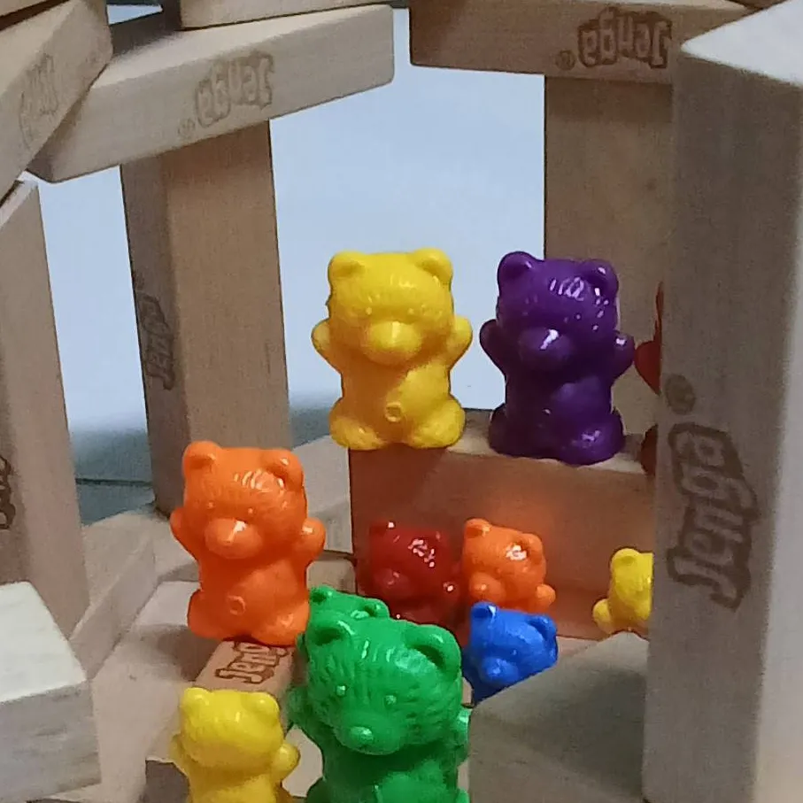 chat with ai character: Gummy bear concert