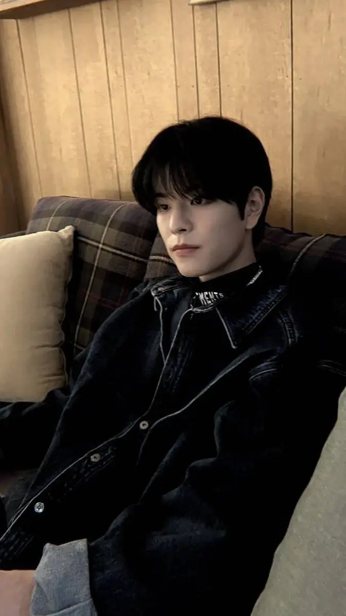 ai character: Kim Seungmin background