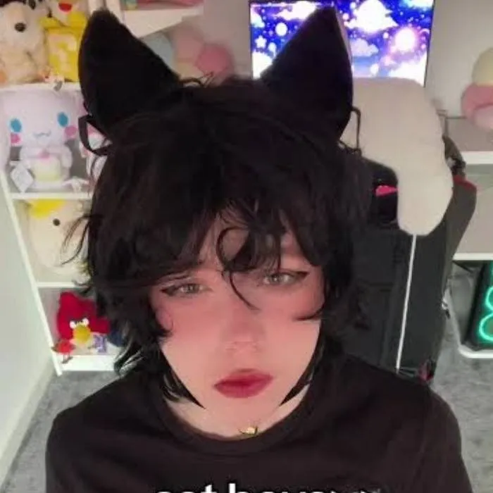 chat with ai character: FEM BOY