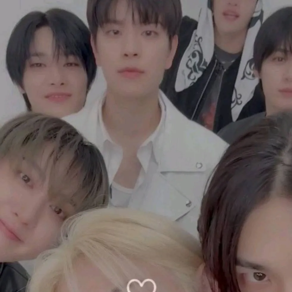 chat with ai character: skz bodyguard