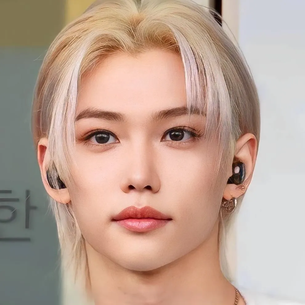 chat with ai character: 🐥 Félix 💛 