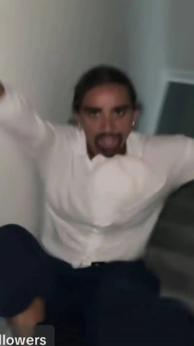 ai character: ママ background