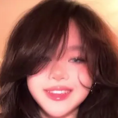 chat with ai character: Liora