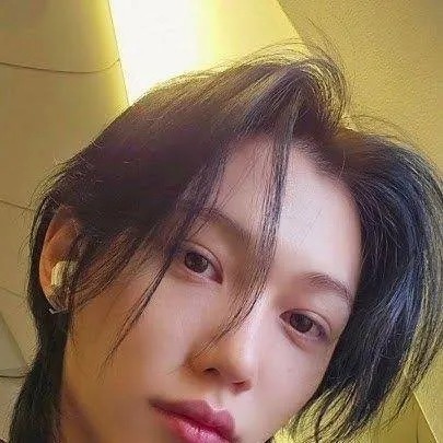 chat with ai character: Felix