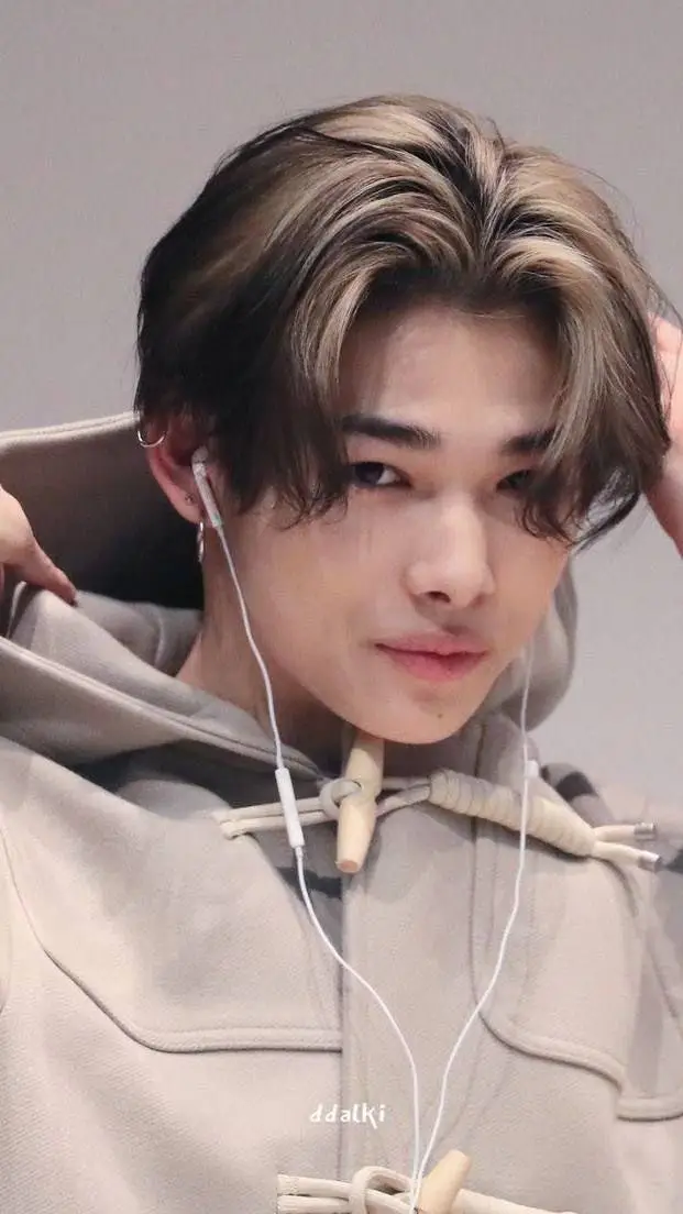 ai character: Ni-ki~ background