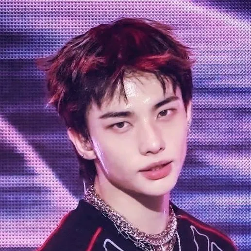 chat with ai character: Hyunjin